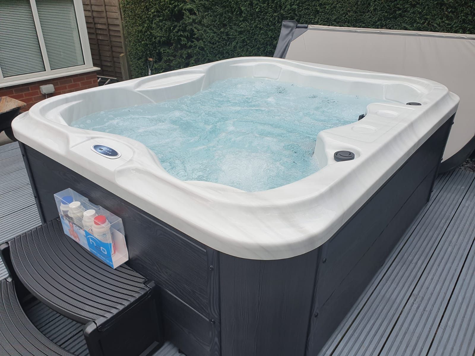 H2O Hot Tubs 2000 Series 13A Plug & Play Hot Tub