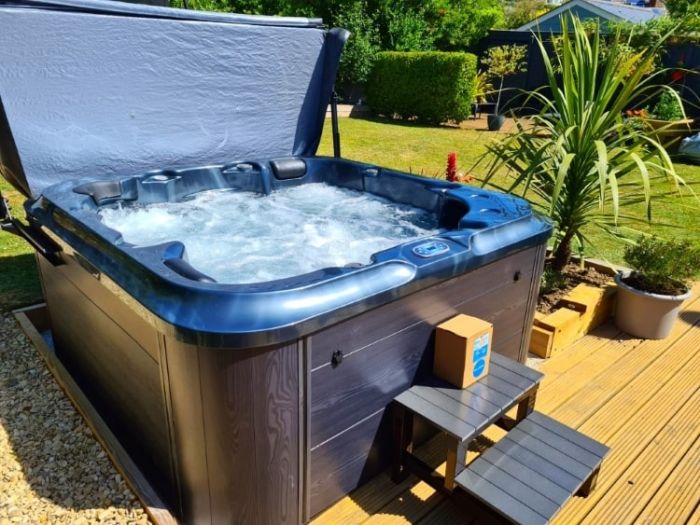 H2O Hot Tubs 4200 Series Twin Lounger 32A Hot Tub