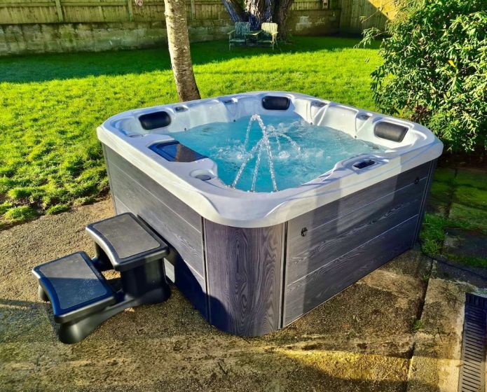 H20 Hot Tubs Retreat Plus Plug & Play Hot Tub