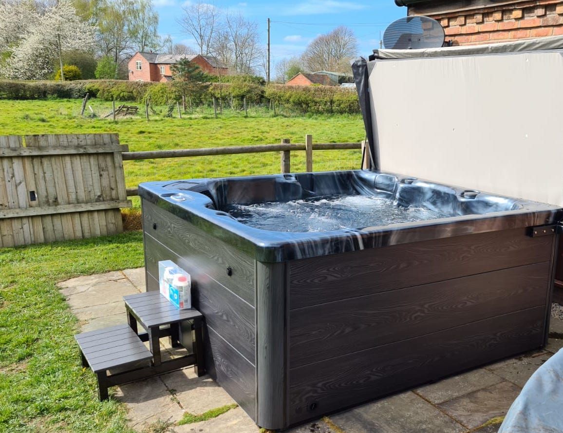 H2O Hot Tubs 2500 Series Plug & Play Hot Tub