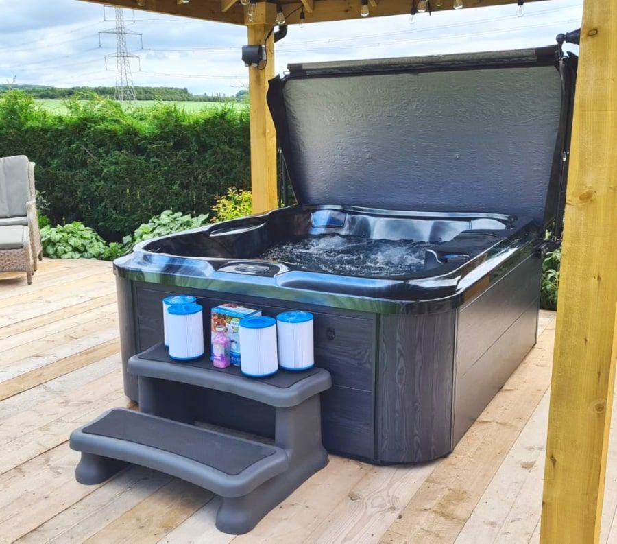 H2O Hot Tubs 2000 Series 13A Plug & Play Hot Tub