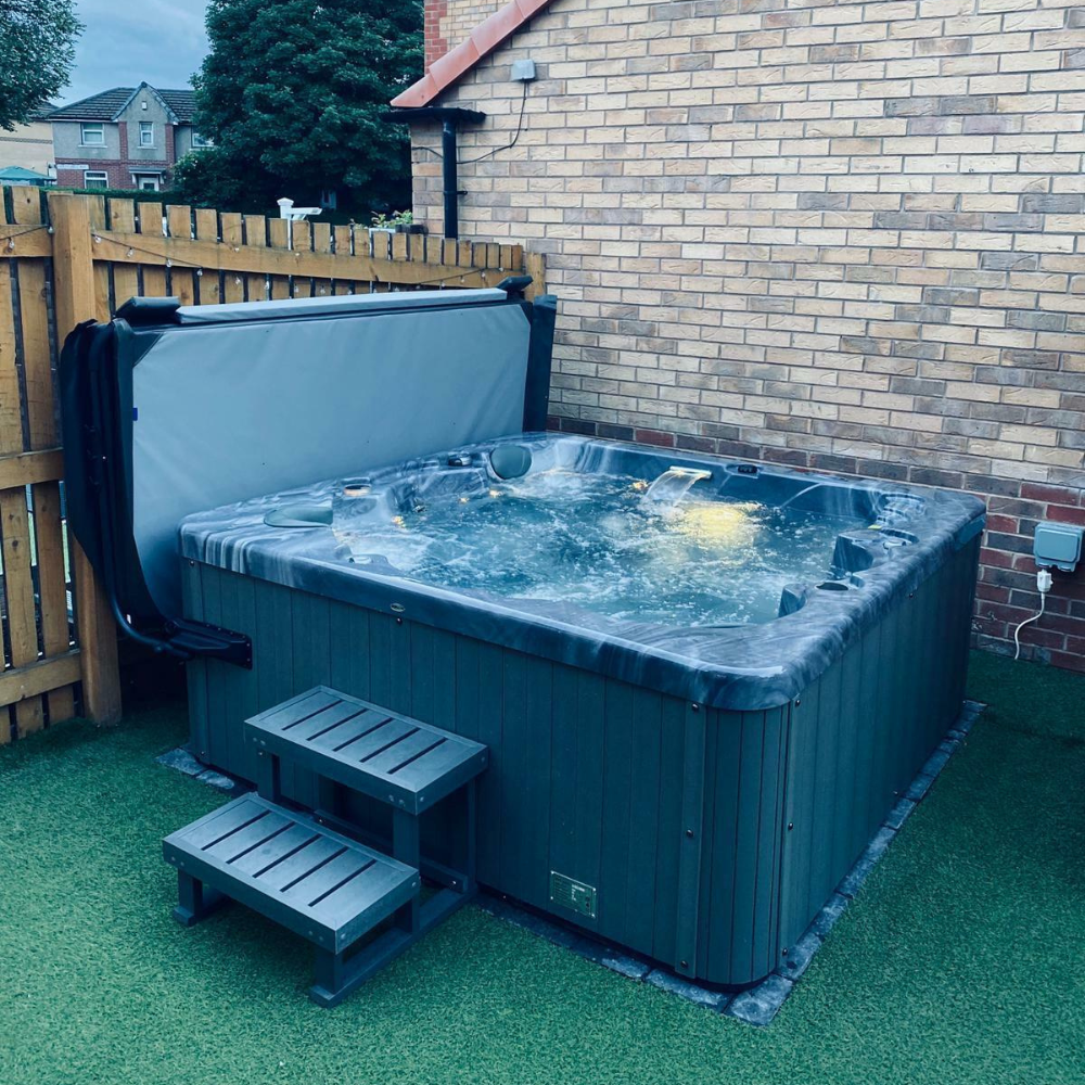 Luso Spas Palma 5 Seats 1 Lounger Hot Tub